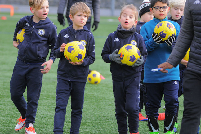 Acte II (9h) - Le terrain - Direction le terrain pour la séance football.