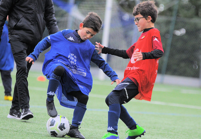 Acte II (9h) - Le terrain - Deux groupes sont formés, encadrés chacun par trois éducateurs pour une séance à base d'ateliers techniques et ludiques et de petits matchs.