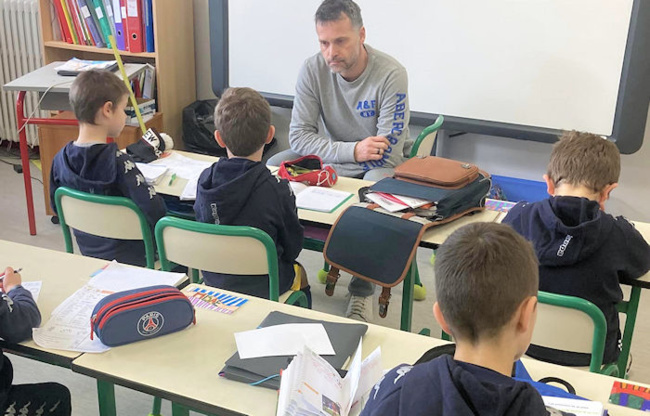 Acte III (10h45) - L'aide aux devoirs - Deux instituteurs sont aux cotés des petits pour les aider à faire leurs devoirs.