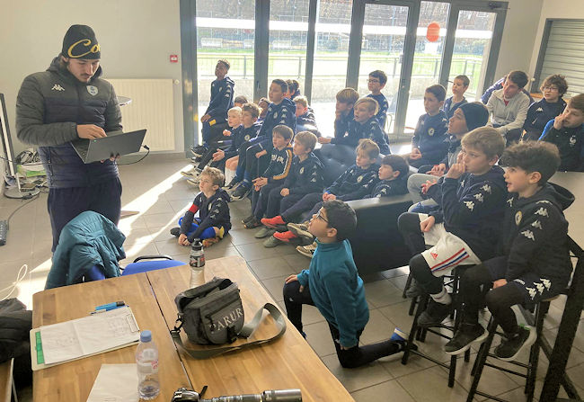 Acte V (13h) - La pause - Un petit moment de calme. Le temps de recharger les batteries avant le retour aux activités de l'après-midi. Acte V (13h) - La pause - Un petit moment de calme. Le temps de recharger les batteries avant le retour aux activités de l'après-midi.