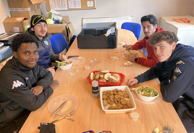 Acte V - La pause (13h) - La pause aussi pour les éducateurs qui en profitent pour se restaurer à leur tour. Acte V - La pause (13h) - La pause aussi pour les éducateurs qui en profitent pour se restaurer à leur tour.