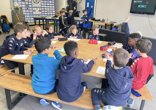 Acte VI - L'atelier Pédagogique (13h45) - Retour au "travail" avec l'atelier pédagogique. Au programme du jour, la découverte des capitales. Acte VI - L'atelier Pédagogique (13h45) - Retour au "travail" avec l'atelier pédagogique. Au programme du jour, la découverte des capitales.