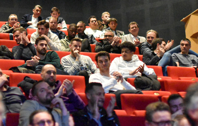 Les joueurs et le staff de l'équipe fanion, de passage après l'entraînement....