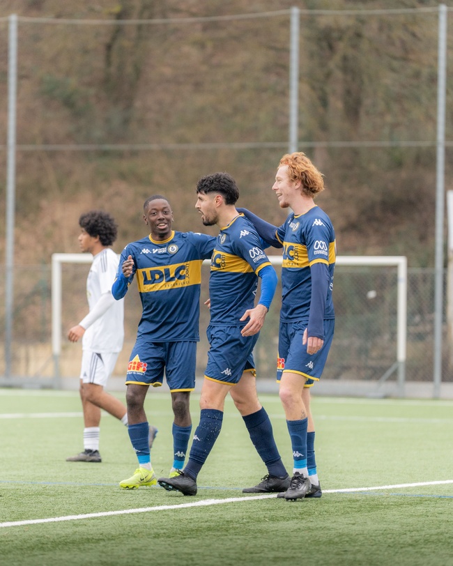 Sergio Domingos, Belaroussi et Radojevic célébrant le deuxième but Limonois face à Chassieu