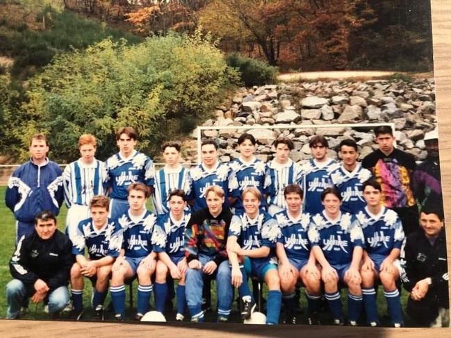 Ancienne équipe du FCLDSD avec Grégory, quatrième joueur en partant de la droite en bas