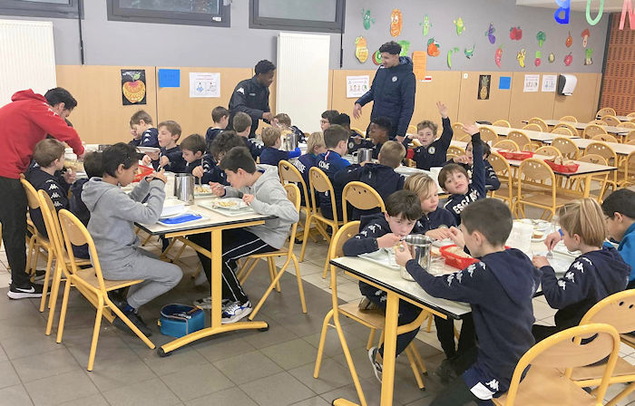 Acte IV (12h) - La cantine- Après les efforts matinaux, le réconfort à la cantine scolaire.