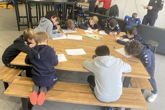 Acte VI - L'atelier Pédagogique (13h45) - Ambiance studieuse. Ca planche sur les capitales.