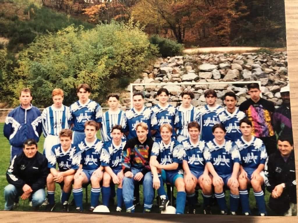 Ancienne équipe du FCLDSD avec Grégory, quatrième joueur en partant de la droite en bas